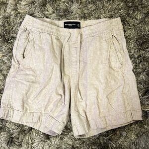 Men’s Abercrombie and Fitch stretch, beige khaki size medium shorts